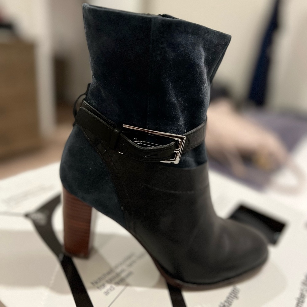 Medium heel boot, blue color, Clark's brand, little use, perfect conditions.